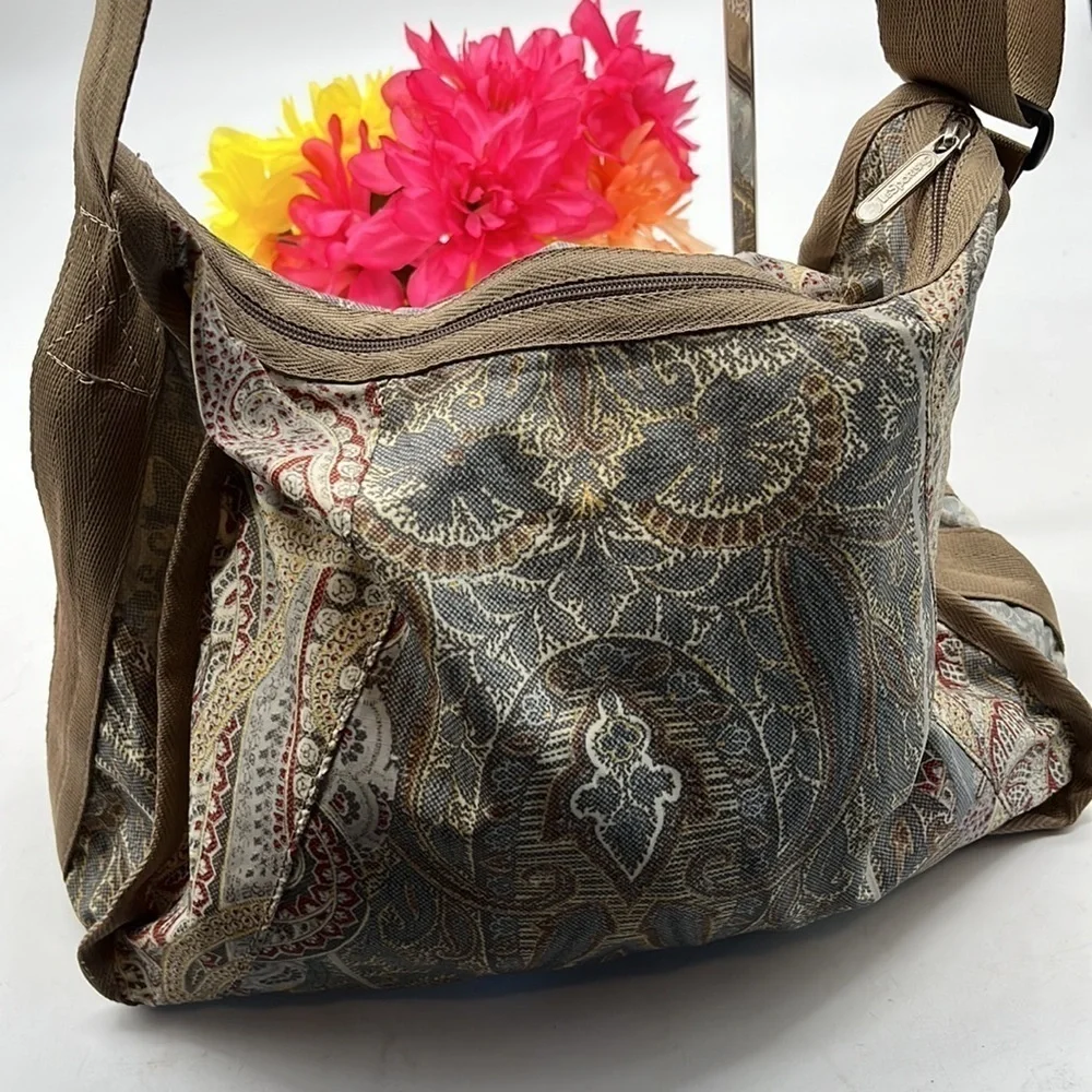 LeSportsac Large Gray Printed Hobo Nylon Crossbody Bag. NYB1719